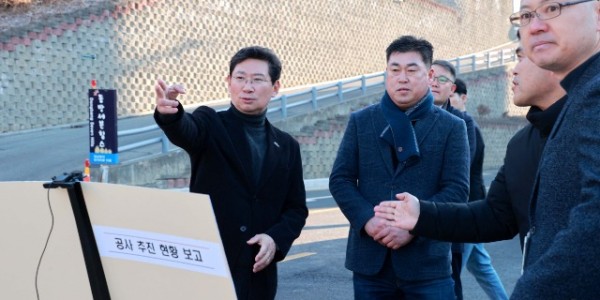 4-1. 이상일 용인특례시장이 기흥구 상하동 주민들의 숙원 사업인 용인도시계획도로 현장을 방문했다..JPG