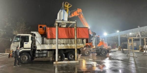 1-1. 용인특례시는 27일부터 예상되는 대설예보에 대비해 염화칼슘을 적재하는 등 제설작업 준비에 나섰다.jpg