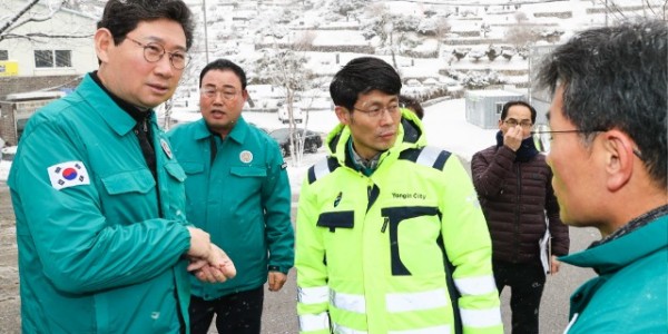 2-1 이상일 용인특례시장은 시 관계자들과 함께 27일 오전 처인구 이동읍 서리 서울공원묘원 일대 학교개 주변 제설 상황을 살폈다..jpg
