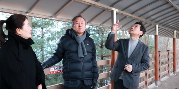 1-1. 이상일 용인특례시장이 성복초등학교와 성복중학교 학생들이 통학로로 이용하는 현장을 둘러보고 있다..JPG