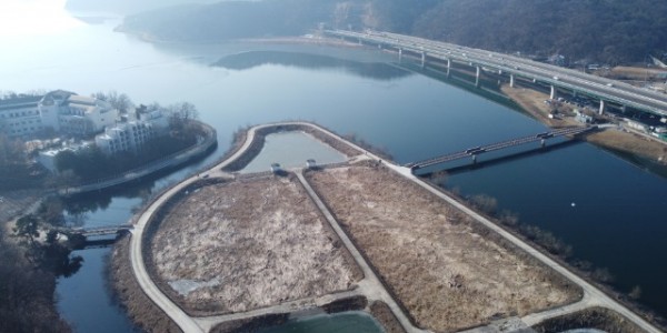 7-1 용인특례시는 기흥저수지 내 인공습지를 중심으로 기흥레스피아와 경희대 방면 산책로를 횡단하는 연결 보도교 2개를 설치했다..JPG