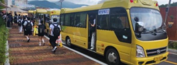 6-1. 통학버스를 이용하고 있는 삼계고등학교 학생들.jpg