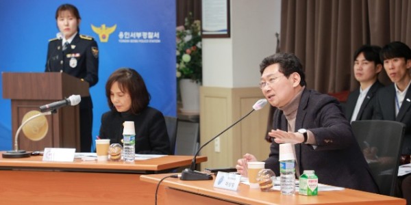 9-1. 이상일 용인특례시장이 6일 용인서부경찰서에서 열린 제10회 안전문화살롱 정기회의에 참석해 의견을 말하고 있다.JPG