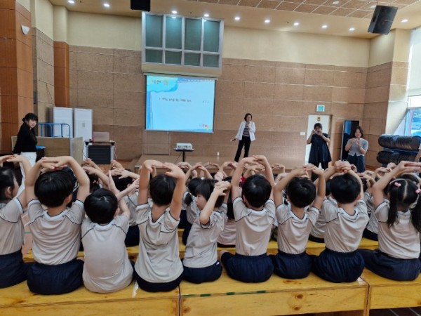 6-1. 용인특례시 3개구보건소는 미취학 어린이를 대상으로 바른 구강 관리 습관을 돕기 위해 구강 건강 교실 을 운영한다..jpg