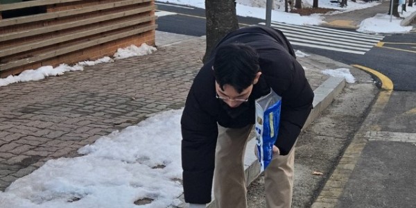 9. 용인특례시 보건소관계자가 모기 유충 방제를 위해 미생물 구제제를 하수구에 투여하고 있는 모습.jpg