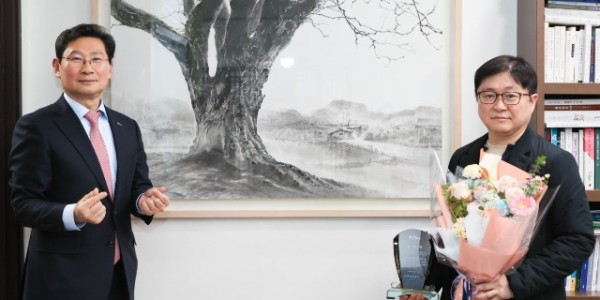 10-1. 정태균 화백 미술품 기증 감사패 전달.jpg