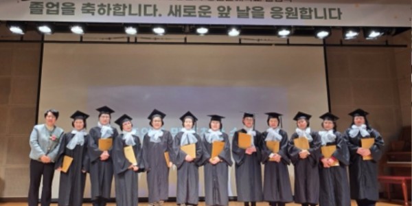 6-1. 용인특례시 성인문해학교 처인교실 졸업생 11명이 졸업장을 들고 기념촬영 하고 있다.jpeg