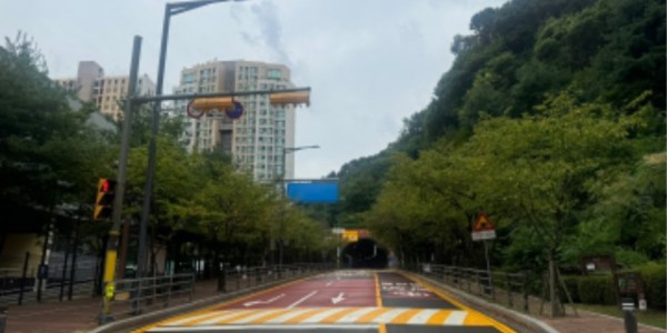 4. 용인특례시 수지구 한빛초 노란횡단보도 도색 장면.jpeg