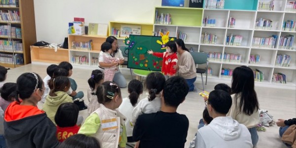 4.기흥도서관이 진행한 동기맘과 함께하는 이야기 소풍 행사 모습.jpg