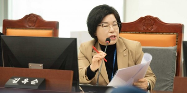 250217 김옥순 의원, ‘경기 흙향기 맨발길 조성 사업’ 민원 대응 방안 마련 촉구.jpg
