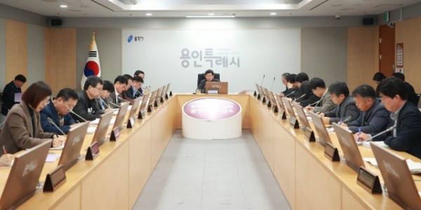 5-1. 이상일 용인특례시장이 17일 열린 간부공무원 회의에서 시민체감 생활밀착형 행정의 중요성을 강조하고, 원활한 사업 추진을 참석자들에게 주문했다..jpg