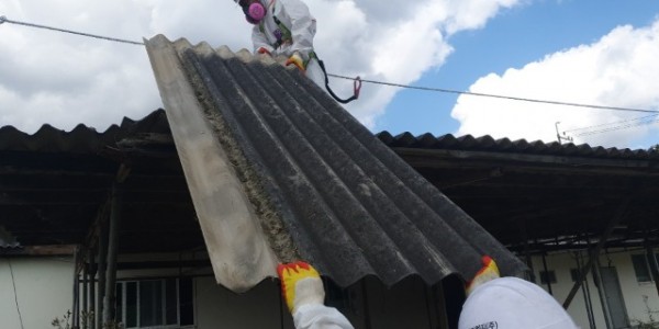 8. 용인특례시의 슬레이트 철거 장면.jpg