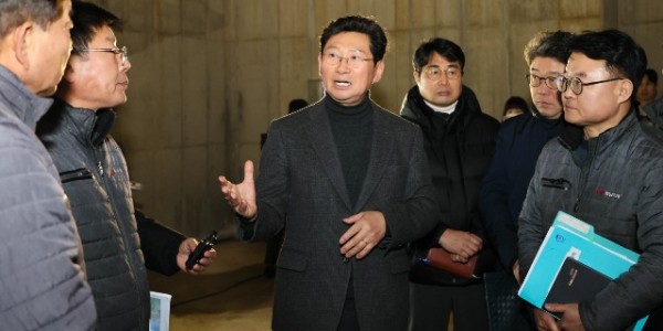 12-1. 이상일 용인특례시장이 17일 경남아너스빌 디센트 건설 현장을 방문해 하자보수 상황을 살피고 있다.jpg