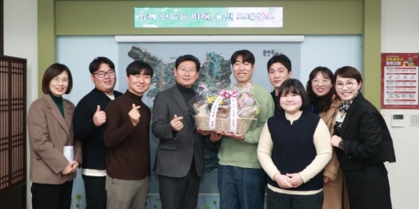 14-1. 이상일 용인특례시장이 4-H연합회 임원들과 신년 인사를 나누고 청년 농업인들과 소통의 시간을 가졌다.jpg