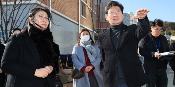 2-1. 이상일 용인특례시장이 3월 개교하는 처인초·중 통합학교를 방문해 개교 준비 상황을 점검했다..jpg