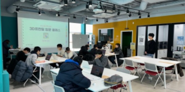 8. 지난 5일 수지도서관에서 청소년을 대상으로 3D 프린팅 체험 교육이 진행되고 있다..jpg