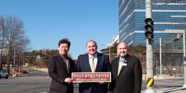 1-1. 이상일 용인특례시장은 21일 용인을 방문한 러스 볼즈 윌리엄슨 카운티 커미셔너, 드웨인 아리올라 테일러 시 시장과 함께 ‘윌리엄슨 카운티 대로’ 도로 표지판이 설치된 삼성전자 기흥 캠퍼스 앞을 찾아 현장을 살펴.jpg