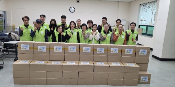 4-1.영덕1동 영덕동마을쟁이 취약계층에 생필품 전달.jpg