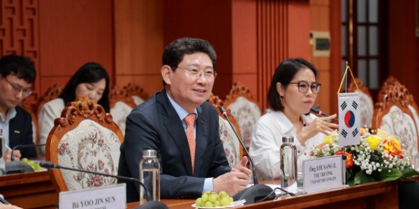 9-1. 이상일 용인특례시장과 시 대표단은 26일(현지시각) 오전 베트남 꽝남성청에서 레반중(Lê Ván Dũng) 꽝남성 인민위원회 위원장(꽝남성장) 등 꽝남성 고위 관계자들과 간담회를 갖고 양 도시의 교류협력 방안을 논의했다.jpg