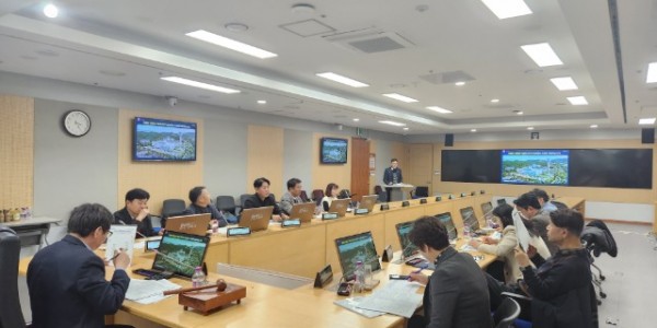 1-1. 지난 26일 용인특례시청 영상회의실에서 열린 2025년 적극행정위원회 회의 모습.jpg