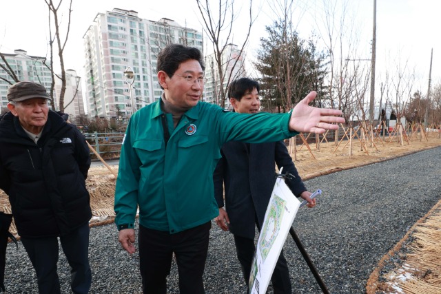 1-1. 4일 수지구 죽전동 미세먼지 차단숲 조성 현장을 방문한 이상일 용인특례시장이 현장점검을 하고 있다..jpg