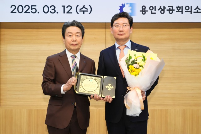 6-1. 12일 용인상공회의소에서 이상일 시장(오른쪽)이 감사패를 받은 후 이태열 회장과 기념사진을 찍고 있다.jpg