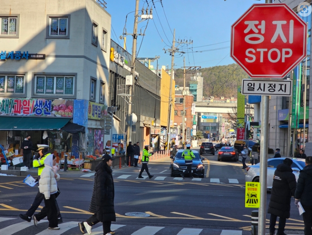 2-1. 용인특례시와 용인동부경찰서의 일시정지 교통문화 조성 합동캠페인 모습.png