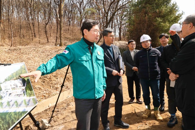 4-1. 이상일 용인특례시장이 동백1동 행정복지센터 신축 현장을 방문에 공사 상황을 점검하고 있다.jpg