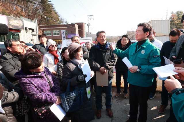 11-1. 19일 이상일 용인특례시장이 고기동 주민들의 민원을 청취하고 있다.jpg