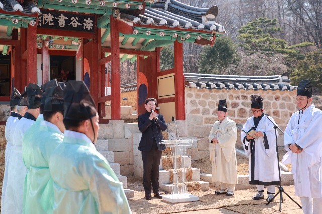 12-1. 이상일 용인특례시장이 19일 수지구 상현동 심곡서원에서 열린 춘계향사에 참석해 인사말을 하고 있다..jpg