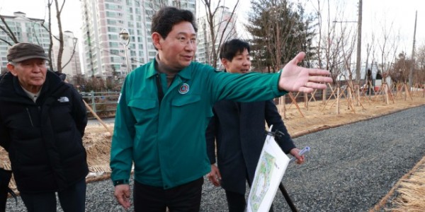 1-1. 4일 수지구 죽전동 미세먼지 차단숲 조성 현장을 방문한 이상일 용인특례시장이 현장점검을 하고 있다..jpg