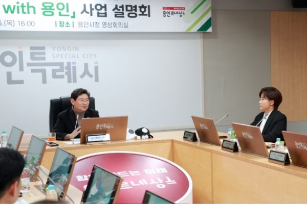 9-1. 이상일 용인특례시장이 6일 복합스포츠문화공간 SERI PAK with 용인 사업 설명회에 참석해 의견을 이야기하고 있다.jpg