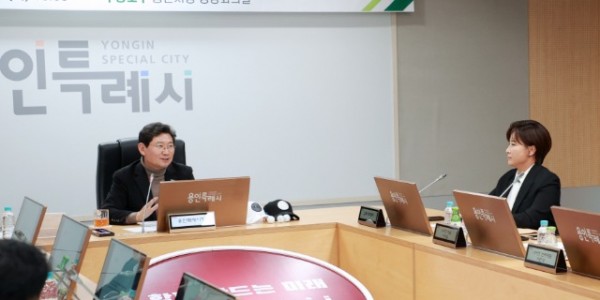 9-1. 이상일 용인특례시장이 6일 복합스포츠문화공간 SERI PAK with 용인 사업 설명회에 참석해 의견을 이야기하고 있다.jpg