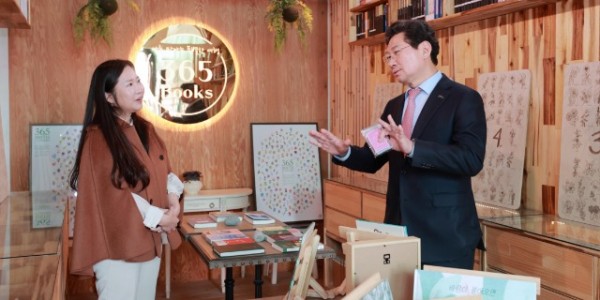 9-1. 이상일 용인특례시장이 12일 지역 독립서점 365북스를 방문했다.jpg