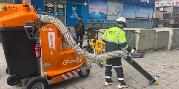 2. 용인특례시는 수지구 풍덕천동 상가밀집지역에 친환경 거리 진공청소기 1대를 배치해 시범 운영을 시작했다..jpg