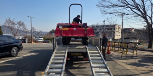 3. 용인특례시 임대농업기계 운반 모습.jpg