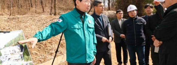 4-1. 이상일 용인특례시장이 동백1동 행정복지센터 신축 현장을 방문에 공사 상황을 점검하고 있다.jpg