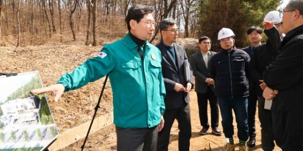 4-1. 이상일 용인특례시장이 동백1동 행정복지센터 신축 현장을 방문에 공사 상황을 점검하고 있다.jpg