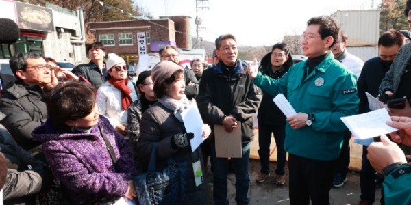 11-1. 19일 이상일 용인특례시장이 고기동 주민들의 민원을 청취하고 있다.jpg