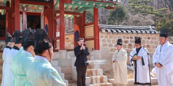 12-1. 이상일 용인특례시장이 19일 수지구 상현동 심곡서원에서 열린 춘계향사에 참석해 인사말을 하고 있다..jpg