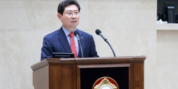 용인특례시의회에서 발언하고 있는 이상일 용인특례시장.JPG