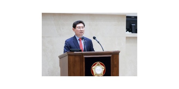 용인특례시의회에서 발언하고 있는 이상일 용인특례시장.JPG