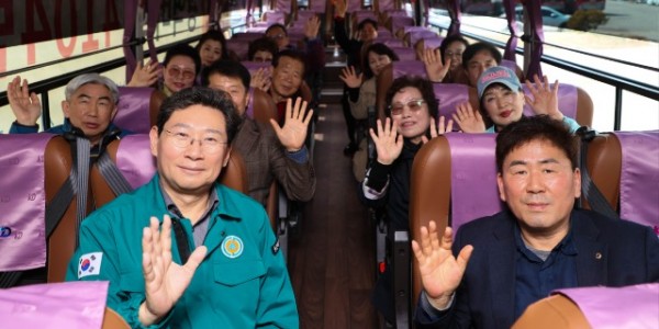 12-1. 이상일 용인특례시장이 21일 경희대 차고지에서 4월 1일부터 정식 운행하는 4104번 광역버스 사전점검을 하고 있다..jpg