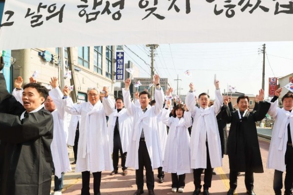 2-1. 용인특례시는 22일 오전 처인구 원삼면 이음센터 야외무대에서 106년 전 일어났던 용인 3·21 만세운동 기념하는 행사를 열었다..jpg