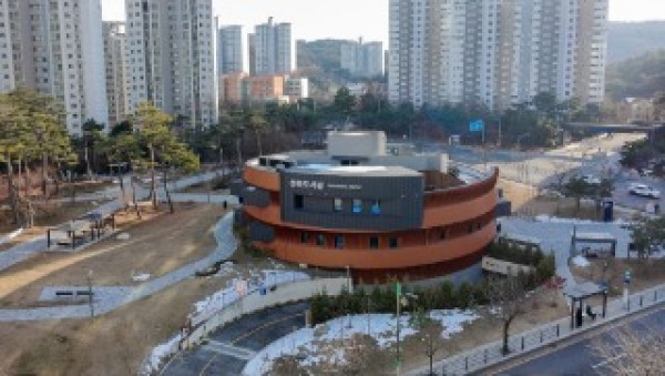 3. 용인특례시 성복도서관 전경.jpg