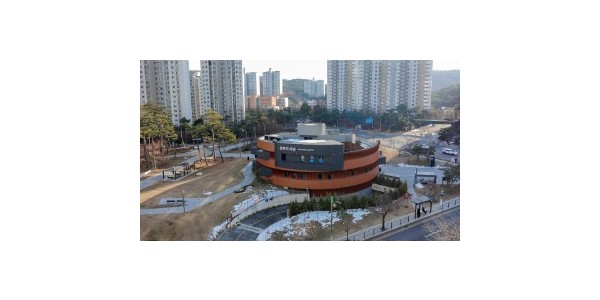 3. 용인특례시 성복도서관 전경.jpg