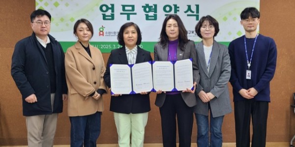 4. 수지구보건소와 수원시환경성질환아토피센터 관계자가 업무협약 후 기념사진을 찍고 있다.jpeg
