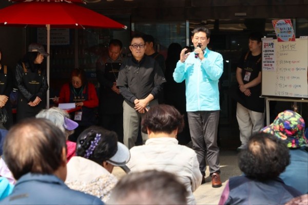 2-1. 이상일 용인특례시장이 문화협회 푸드뱅크 방문해 인사말을 하고 있다.jpg