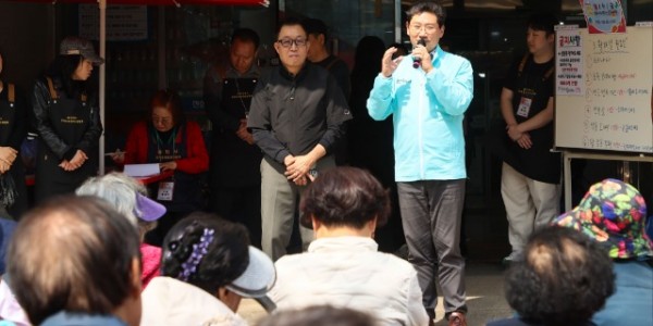 2-1. 이상일 용인특례시장이 문화협회 푸드뱅크 방문해 인사말을 하고 있다.jpg