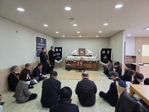 5-1. 무연고자 장례식을 엄수하는 공영장례서포터즈.jpeg